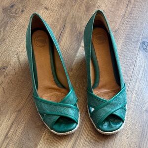 Nurture Antonia green leather wedges